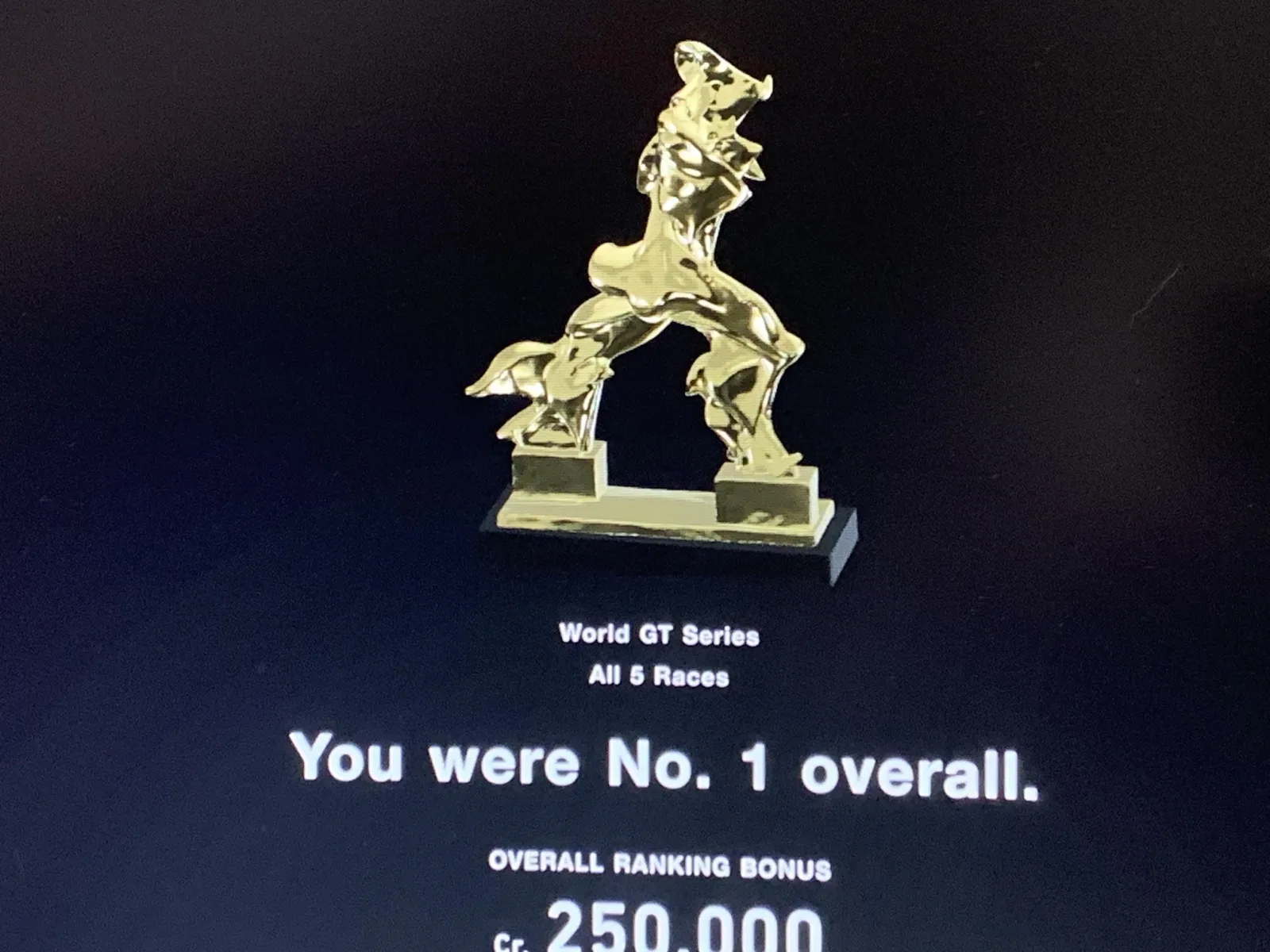 Le trophée remis à la fin du World GT Series Championship dans Gran Turismo 7