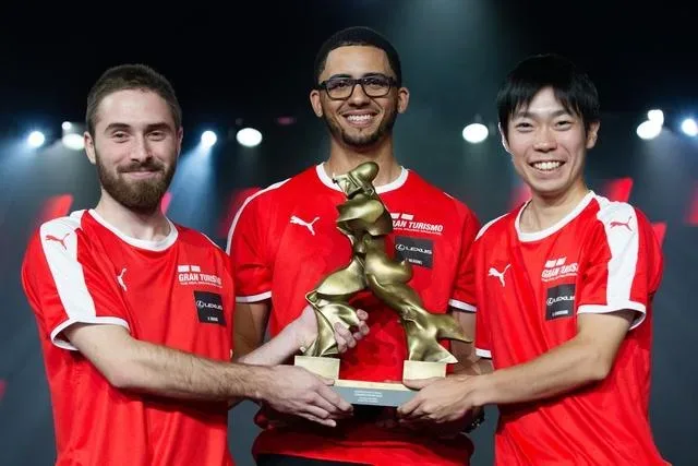 Vincent Rigaud et l’équipe Lexus avec le trophée Gran Turismo en 2018