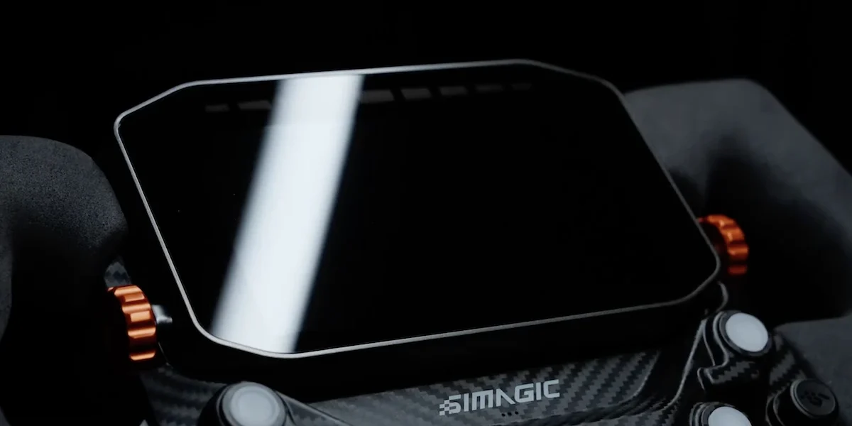 Simagic “Next Lap”, la marque sort le grand jeu, volant Aston Martin Valkyrie, KTM X-Bow GT2 et pédalier P-Active